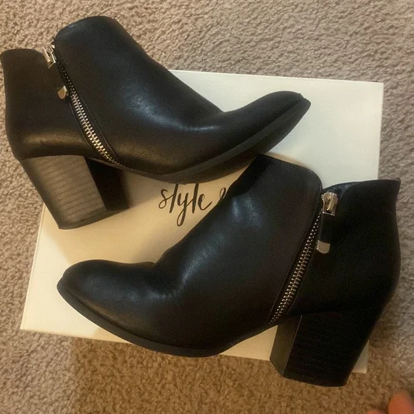 Style & Co's Masrinaa Booties - Black Size 7M - Picture 3 of 8
